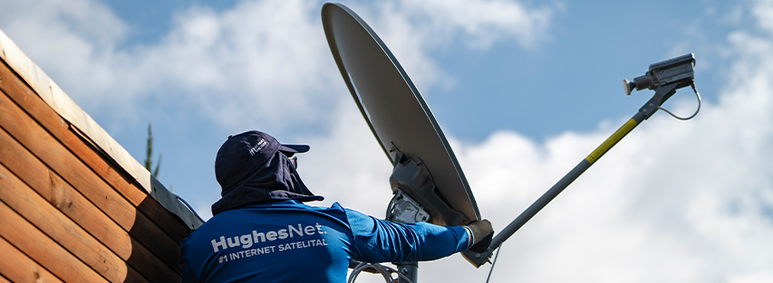 Instalador HughesNet instalando antena parabólica
