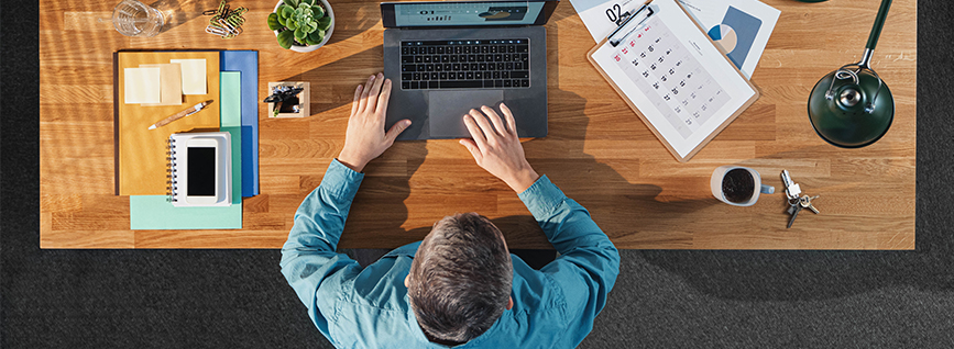 hombre usando computadora